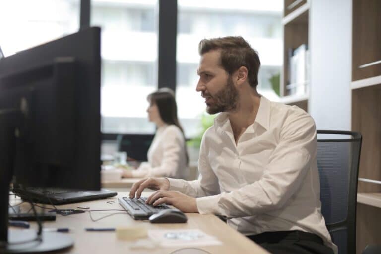 escritorio con notebook